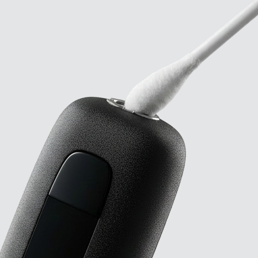 Cotton swab cleaning the 510 cartridge connection point